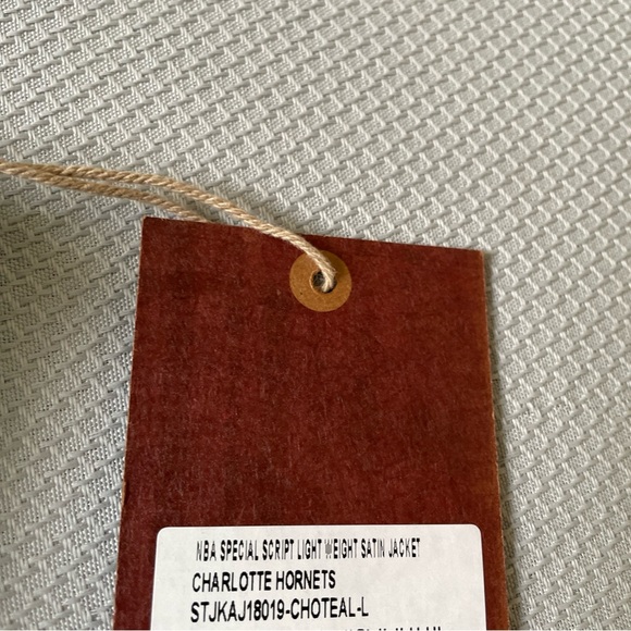 New Mitchell & Ness NBA Charlotte Hornets Lightweight Satin Jacket Size Large - Picture 10 of 10